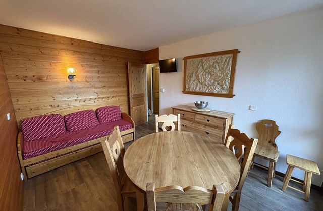Ski-in/Ski-out 3-Room Apartment with Balcony, Sleeps 6, Central Location in Plagne Centre