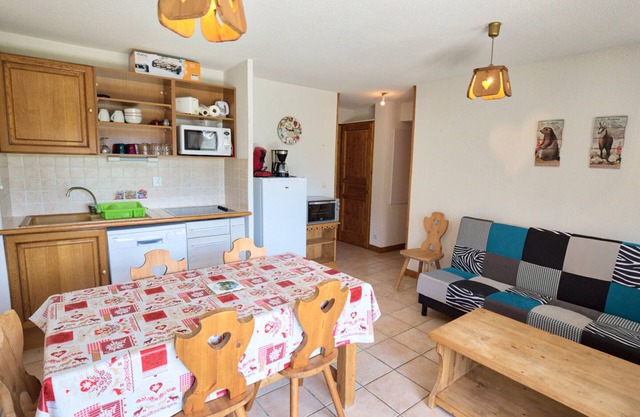 Ski-in/Ski-out Apartment with Large Terrace and Parking
