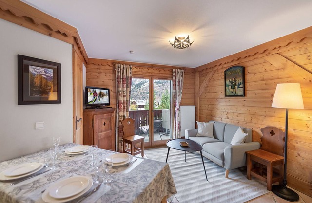 Ski-In/Ski-Out Apt with Pool, Spa & South-Facing Terrace