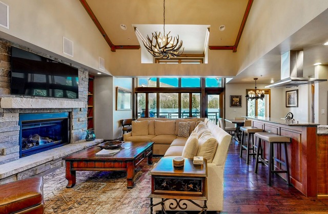 Ski-in/ski-out condo w/balcony, fireplace, fast WiFi, W/D & shared pool/hot tub
