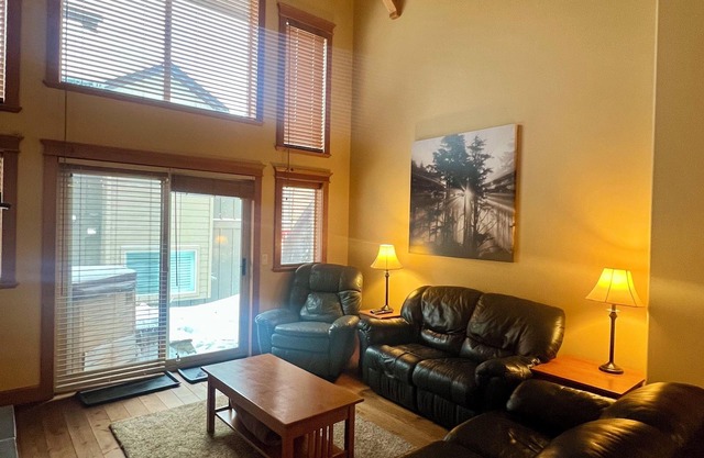 SKI in SKI OUT Cosy but Spacious Townhouse in TreeTops with private hot tub