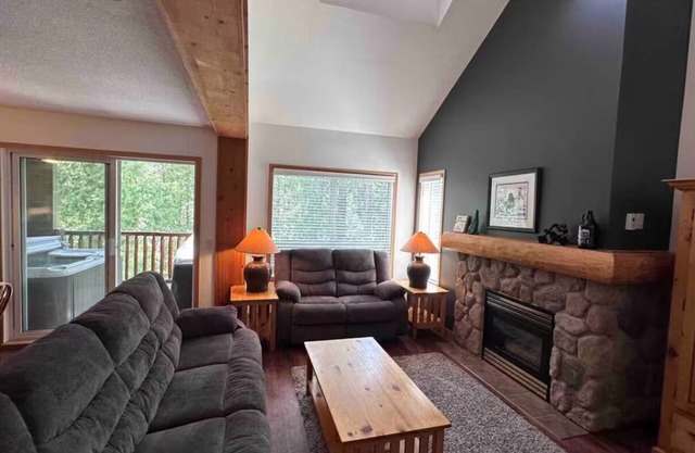 Ski-In Stone Creek Condo - 3 bedroom - Pet Friendly