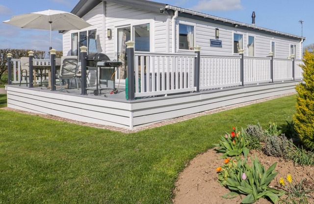 SKIPSEA LODGE, pet friendly, character holiday cottage in Skipsea