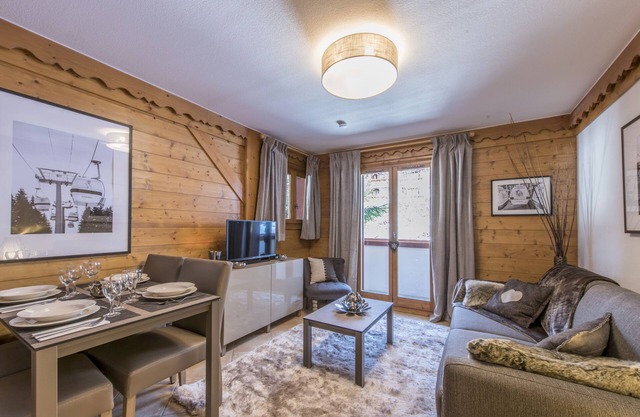 SKIS ON FOOT WITH POOL - CHARMING APARTMENT - 4 people
