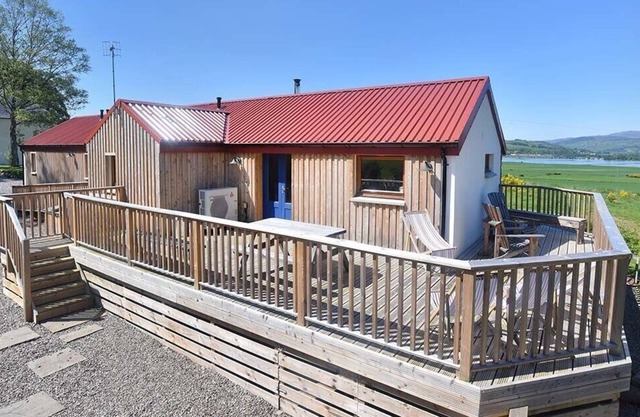 SKYLARKS, pet friendly, with a garden in Dingwall