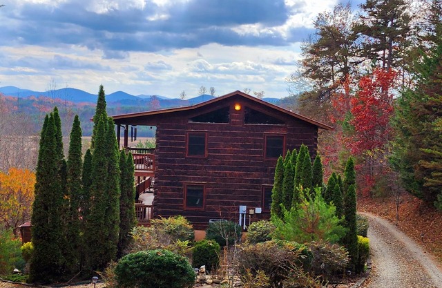 SKYVIEW STATION: Secluded 3-Level Log Cabin w/Private Trail