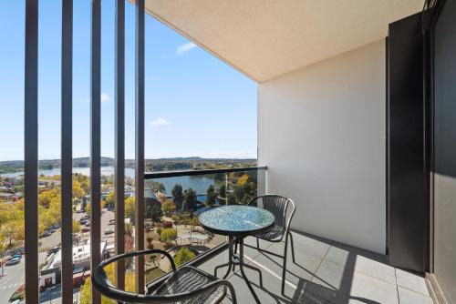 Sleek 2-Bed Apartment with Rooftop Garden Access