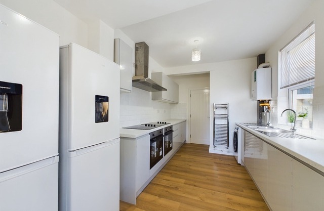 Sleek 6-bed Townhouse with Garden