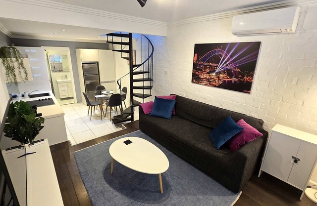 Sleek Darlinghurst 2 bed house in "ideal" location