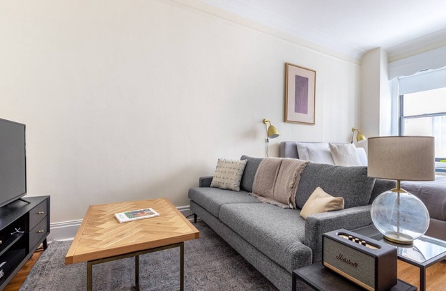 Sleek Downtown Studio w/W/D, Doorman, nr. Boston Common, by Blueground