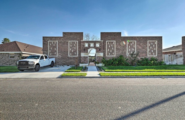 Sleek Edinburg Home Near Shopping & Hiking!