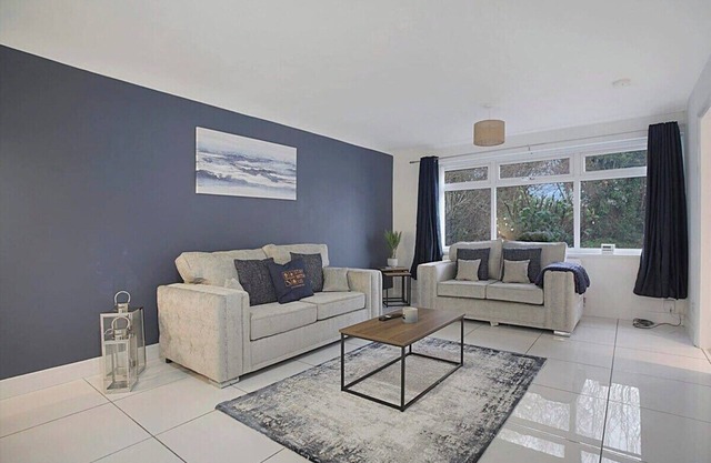Sleek & Tranquil Corner on Durham Road, Sleeps 4