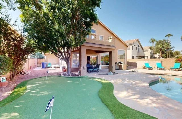 Sleeps 10! Heated Pool~Putt Putt~Dogs Welcome!