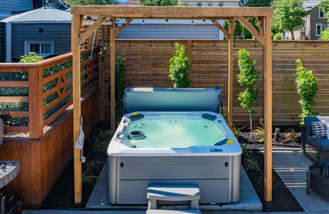 Sleeps 10 Near Niagara Falls|Hot Tub|Playroom|ADU