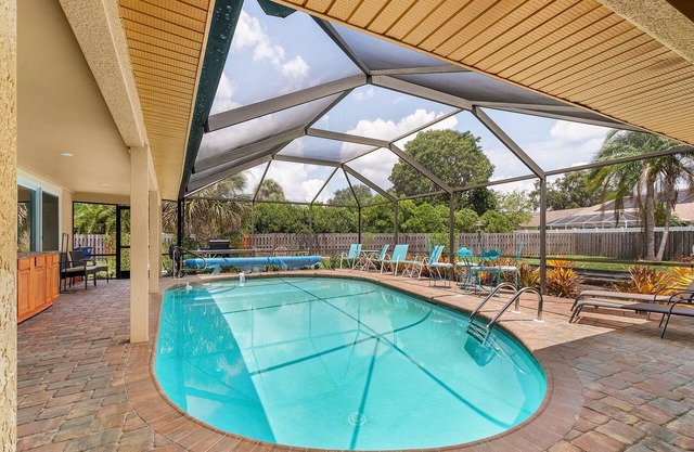 Sleeps 12! Centrally located in Ft Myers. Easy access to beaches and downtown.