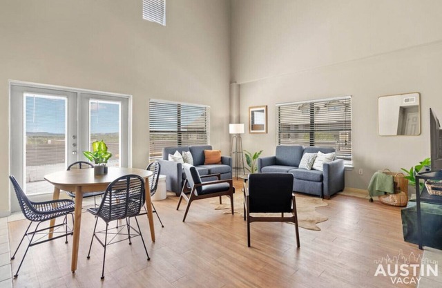 Sleeps 12 - Spacious West Campus Apt w Huge Patio!