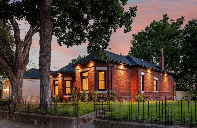 Sleeps 12- Two Fully Renovated Historic Homes