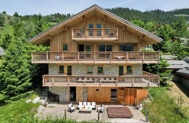 Sleeps 14 with a Hot tub and Sauna