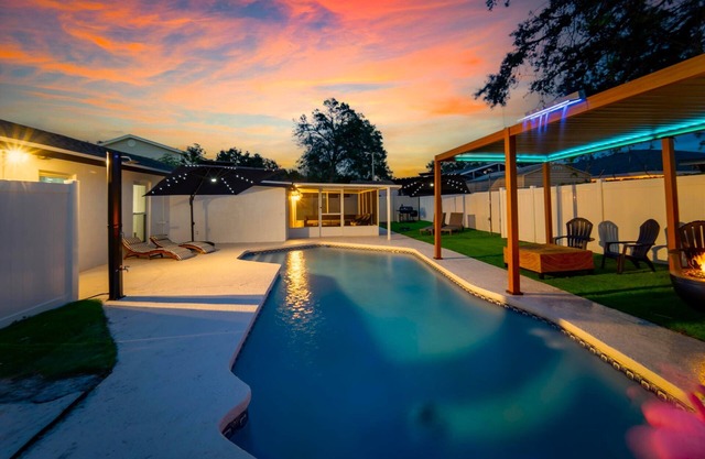 Sleeps 17/Private Beach & Heated pool /mins to Downtown /Buccs /Bush Gardens/Zoo