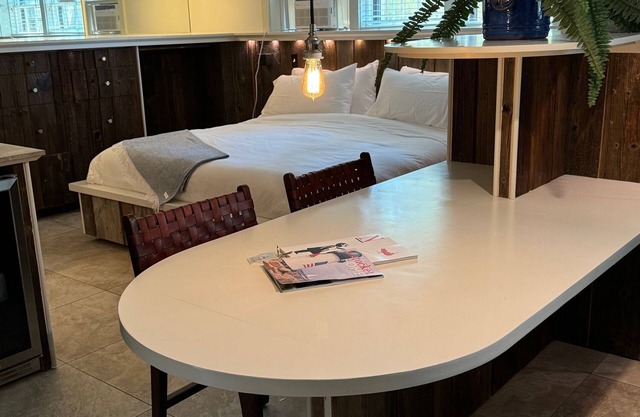 Sleeps 2+, newly renovated suite, kitchenette.