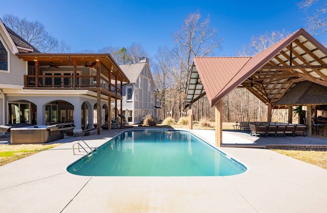 Sleeps 29~Pool~Tiki Bar~Hot Tub~Gym~Dogs Welcome!