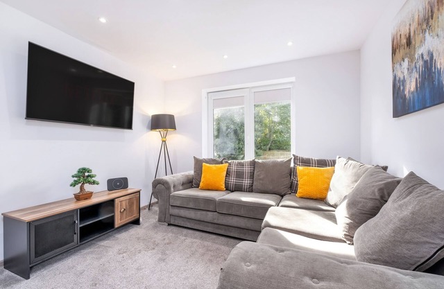 Sleeps 5 - Woodston Flat - Secure parking