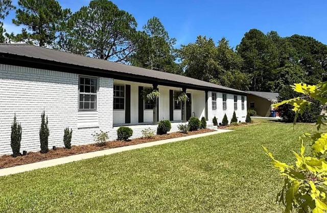 Sleeps 6-8; Across from Sand Mountain Park