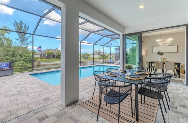 Sleeps 6, Heated pool, Outdoor lounge - Stars Vacation Rentals -