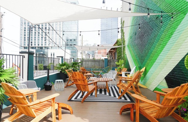 Sleeps 8 | 4 Stylish Suites in SoBro Near Music & Dining – by AvantStay