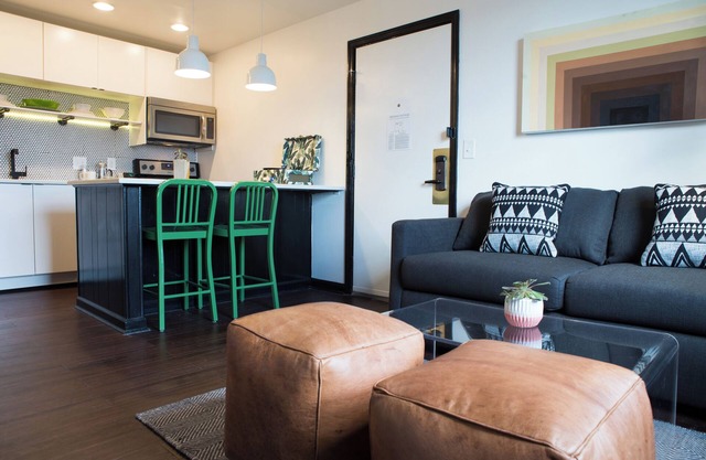 Sleeps 8 | Private SoBro Retreat Near Music & Dining – by AvantStay