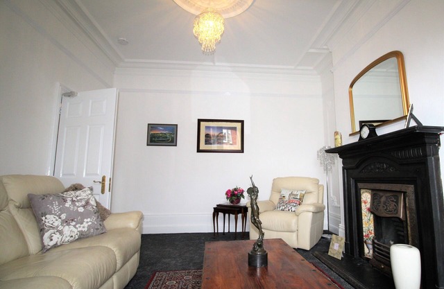 Sleeps 9 - Large Period Property -Beautiful Refurb
