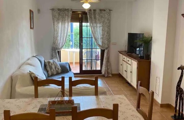 Sleeps up to 6, shared pool, parking with Aircon