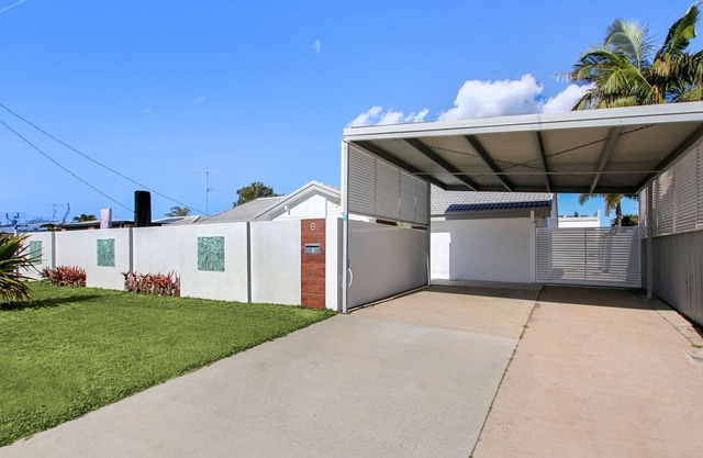 Slim Crescent 8, Golden Beach