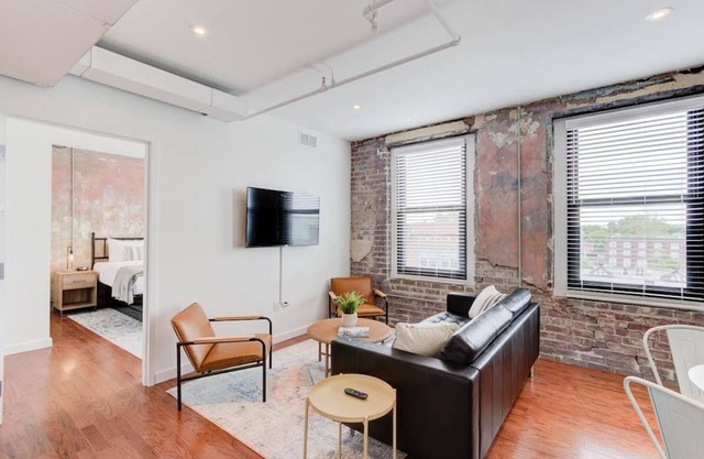 SM 301 · Right on Main St with Historic Vibe!
