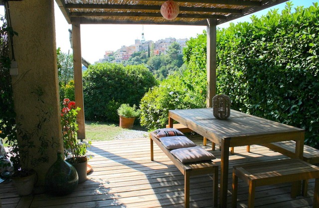 SMALL CHARMING HOUSE 70m2, private garden and swimming pool in the grounds, parking