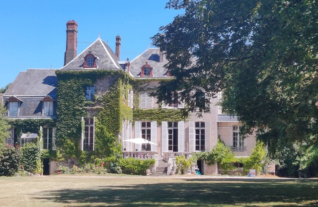 Small Château d'hôtes for a weekend in the countryside, calm and relaxing