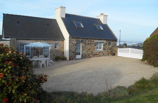 Small fisherman house for 5 people with garden and sea views