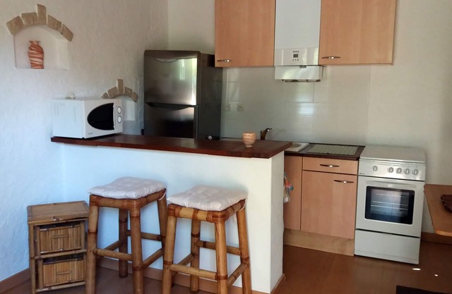 Small furnished apartment 800m from the beach