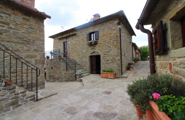 Small house in an old hamlet with two double rooms, panoramic swimming pool in shared use. Quiet and