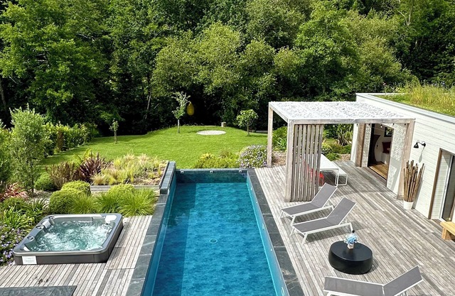 Small house with pool and jacuzzi on the edge of a forest