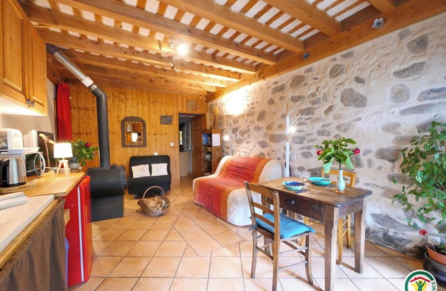 Small traditional mountain cottage, sleeps 2/3, sauna, Gap, Hautes-Alpes