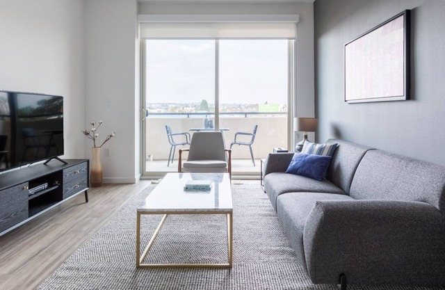 Smart Westchester 1BR w/ Gym, Pool, nr. beach & LAX, by Blueground