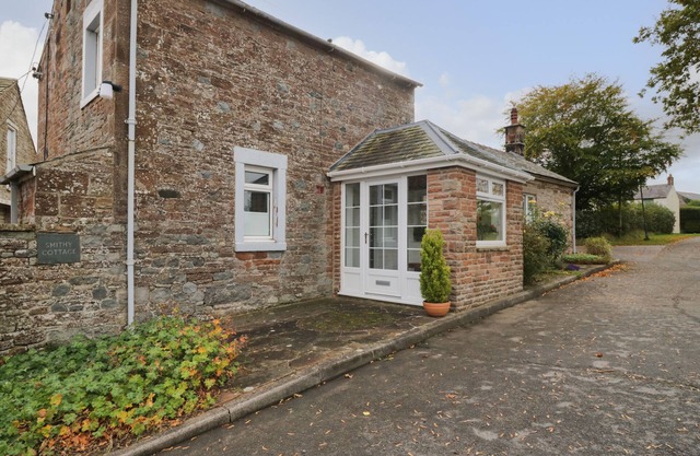 SMITHY COTTAGE, family friendly, character holiday cottage in Dalston