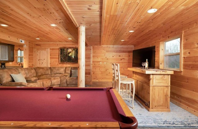 Smoke Rise Barn · Great Lake Front, Large Dock, 4bdrm, Pool Table