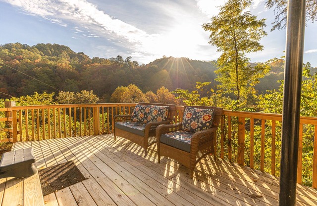 Smoky Bear Lodge, Relax in this spacious lodge with good views and close to town