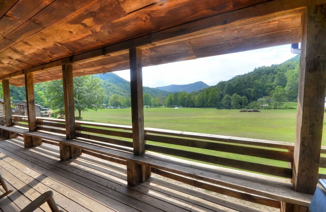 Smoky Mountain Retreat # 3 - Authentic log cabin in the Great Smoky Mountains