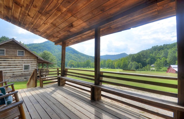 Smoky Mountain Retreat #2 - Authentic Log Cabin in the great Smoky Mountains