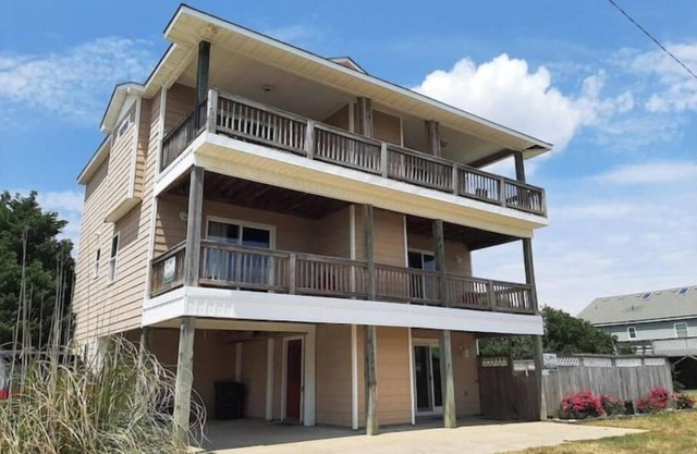 Smooth Landing OBX. Steps to the beach!