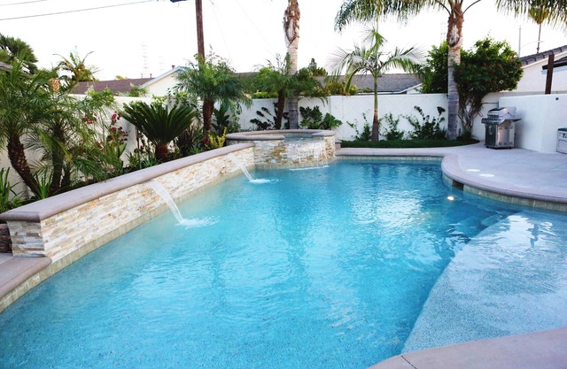 Snazzy Pool/Jacuzzi Home: 1/2 mi Walk to Disney