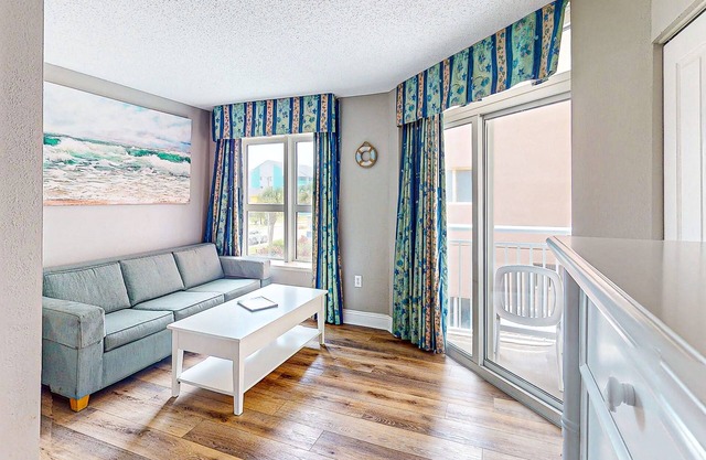 Snowbird-friendly studio with central AC, balcony, hot tub, pool & beach access